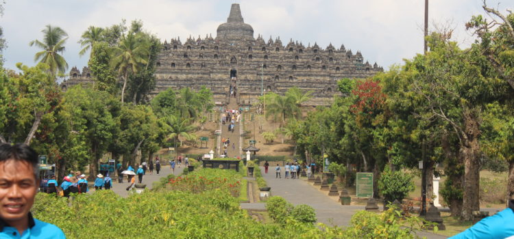 Belajar Sejarah dengan Study Tour ke Candi Borobudur Belajar Sejarah dengan Study Tour ke Candi Borobudur
